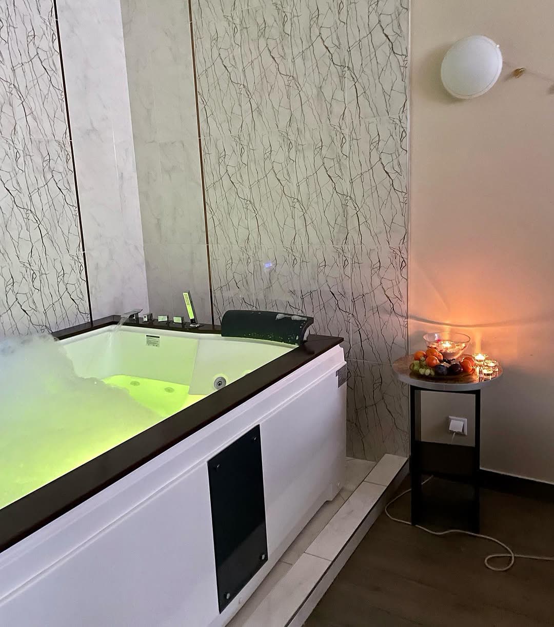 Джакузи в SPA-зоне NaomiSpa